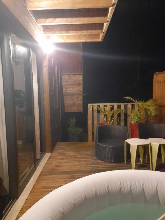 Patio nebo venkovní prostory v ubytování Charmant chalet avec jacuzzi, L'île Ô Vert