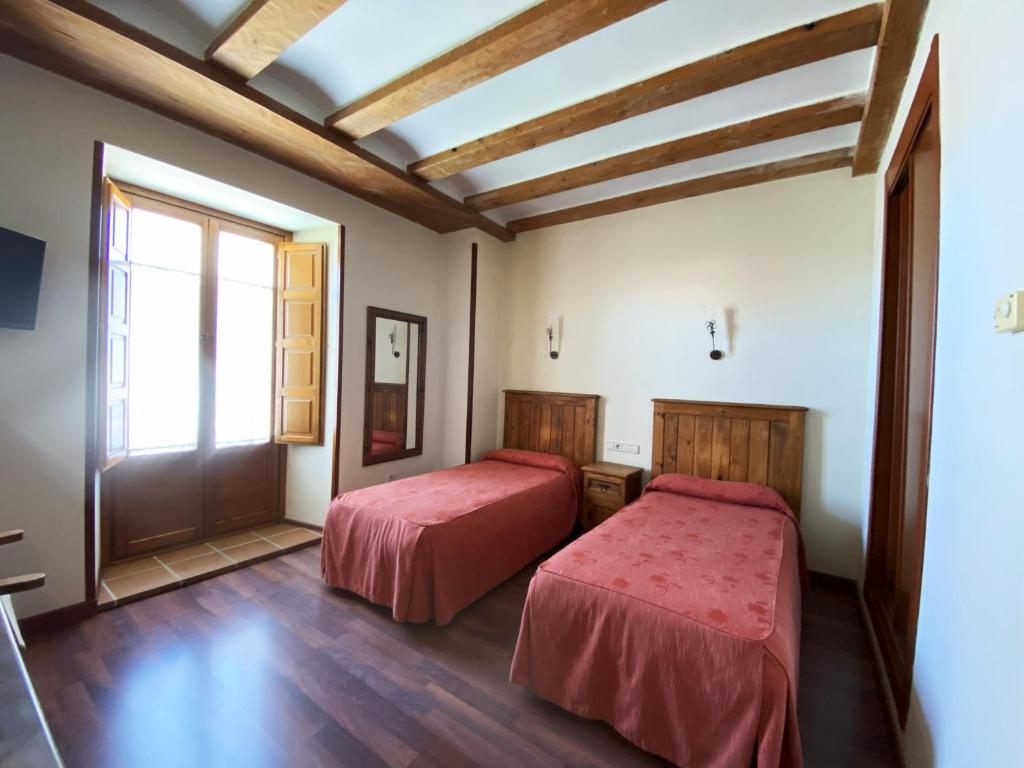 Postel nebo postele na pokoji v ubytování HOTEL EL RASTRO - Palacio Duque de Tamames -