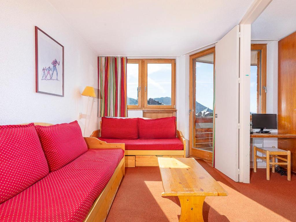 sala de estar con sofá rojo y mesa en Appartement Avoriaz, 2 pièces, 5 personnes - FR-1-314-260 en Morzine