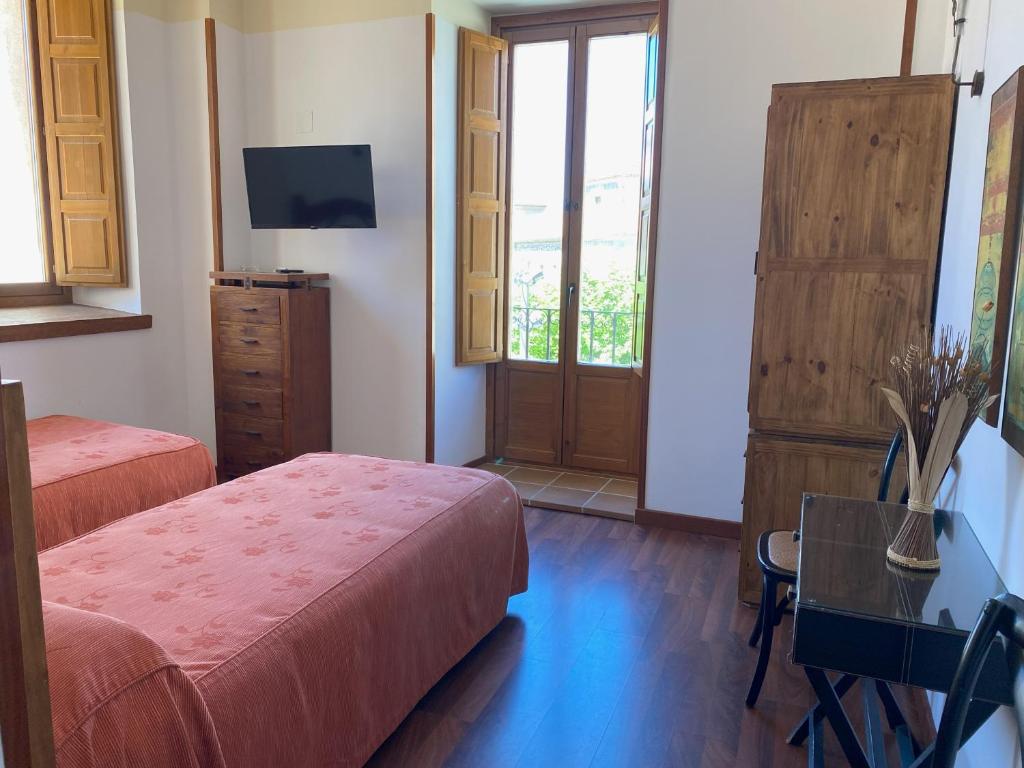 Postel nebo postele na pokoji v ubytování HOTEL EL RASTRO - Palacio Duque de Tamames -