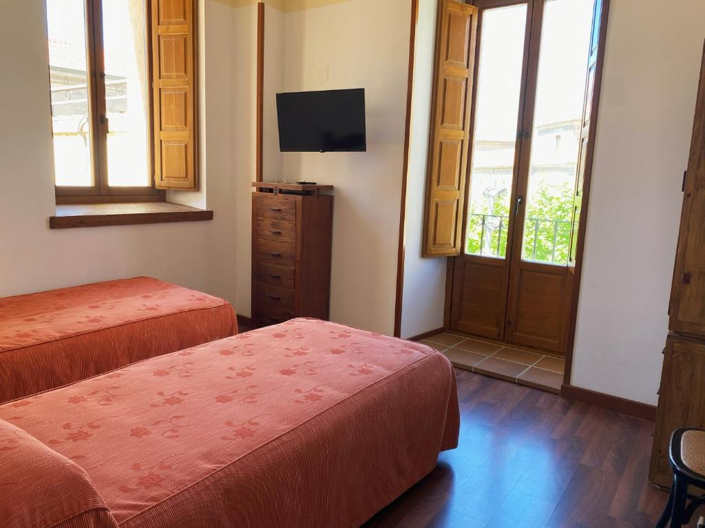 Postel nebo postele na pokoji v ubytování HOTEL EL RASTRO - Palacio Duque de Tamames -