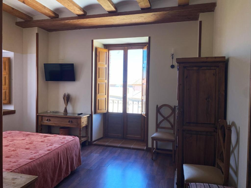 Postel nebo postele na pokoji v ubytování HOTEL EL RASTRO - Palacio Duque de Tamames -