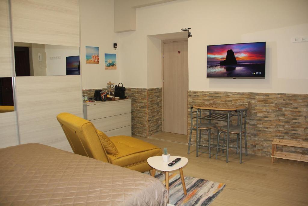 una camera da letto con un letto, una sedia e un tavolo di Guesthouse Taranto Centro a Taranto