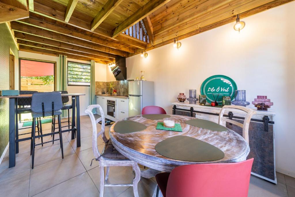 Fotografie z fotogalerie ubytování Charmant chalet avec jacuzzi, L'île Ô Vert v destinaci Saint-Philippe