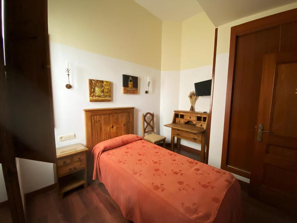 Postel nebo postele na pokoji v ubytování HOTEL EL RASTRO - Palacio Duque de Tamames -