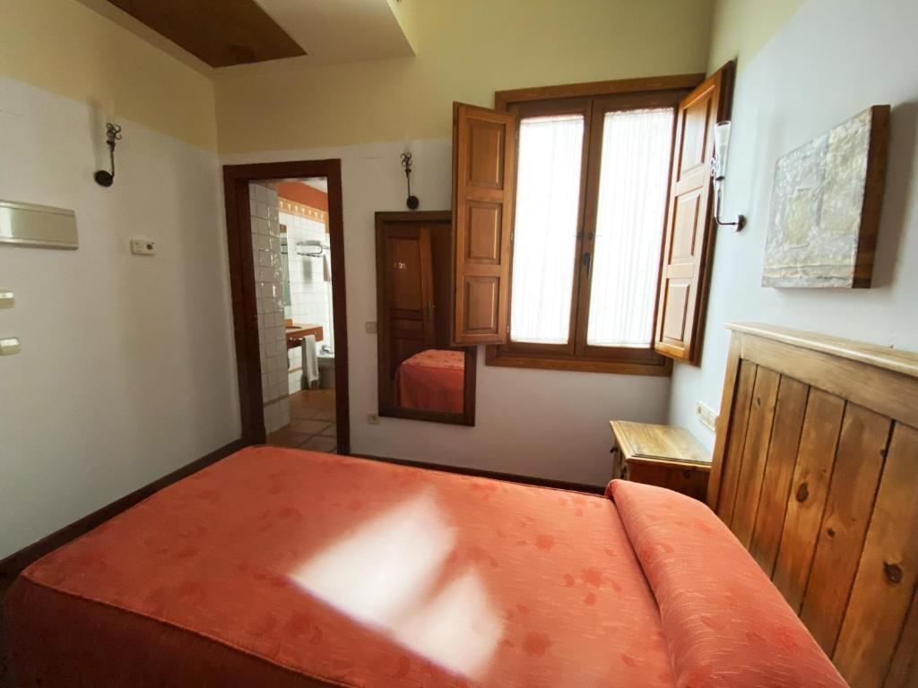Postel nebo postele na pokoji v ubytování HOTEL EL RASTRO - Palacio Duque de Tamames -
