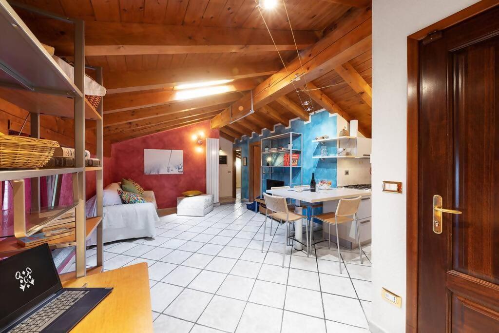 eine Küche und ein Wohnzimmer mit einem Tisch im Zimmer in der Unterkunft Dimora Gilles Bard in Bard