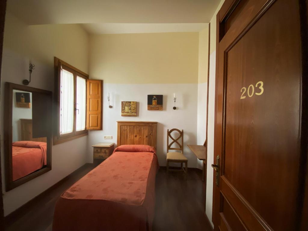 Postel nebo postele na pokoji v ubytování HOTEL EL RASTRO - Palacio Duque de Tamames -