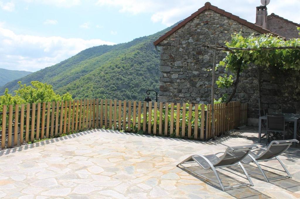 d'une terrasse avec 2 chaises et une clôture en bois. dans l'établissement Location Les Aydons, à Sainte-Marguerite-Lafigère