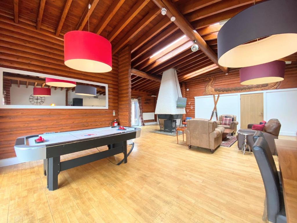 una sala de estar con mesa de ping pong. en Kaoglen-GrandSuite-Hot Tub-Pitlochry-Dunkeld-Pet Friendly en Balnald