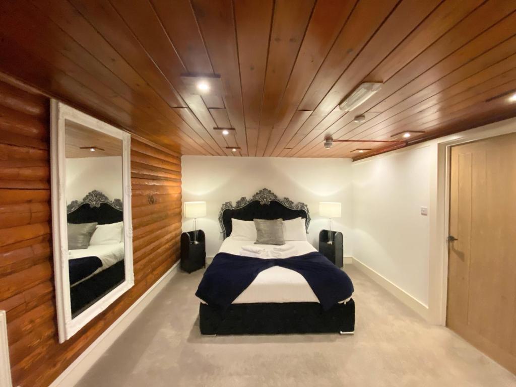 Postel nebo postele na pokoji v ubytování Kaoglen-GrandSuite-Hot Tub-Pitlochry-Dunkeld-Pet Friendly