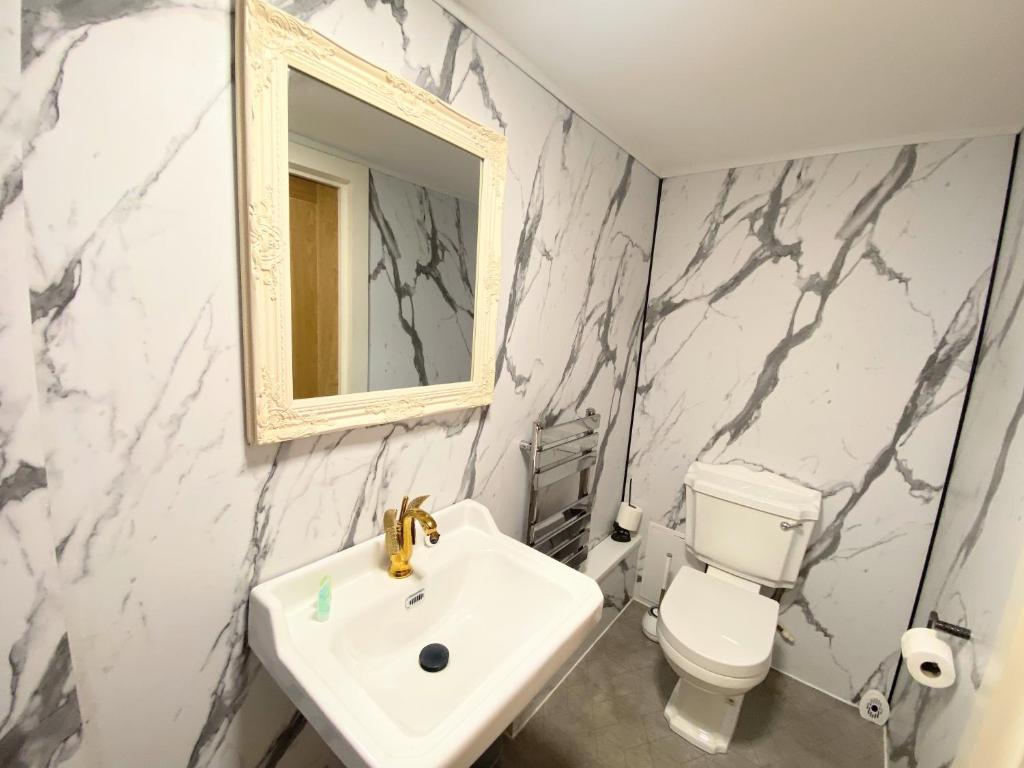 Koupelna v ubytování Kaoglen-GrandSuite-Hot Tub-Pitlochry-Dunkeld-Pet Friendly