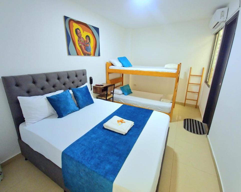 1 dormitorio con 1 cama, 1 litera y 1 escalera en ANAJIRAWAA HOTEL, en Ríohacha