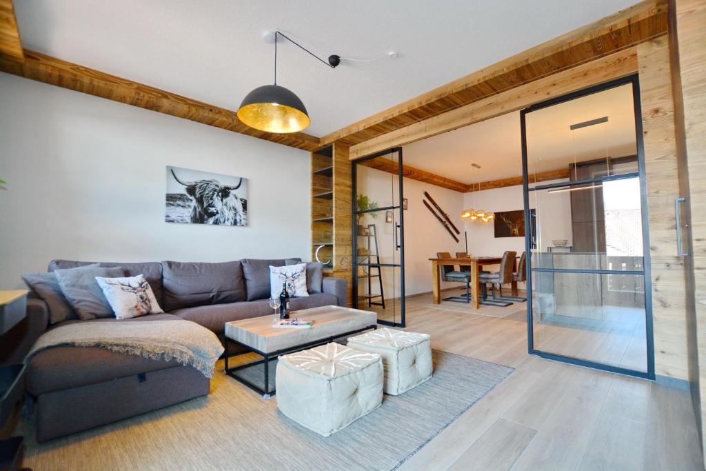 una sala de estar con un sofá y una mesa en Burgblick, en Marquartstein