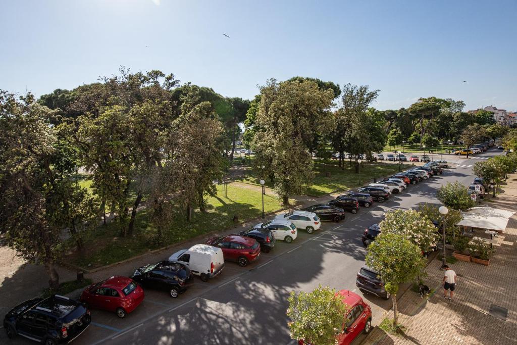 una fila di auto parcheggiate in un parcheggio di Elena House Apartments a Viareggio
