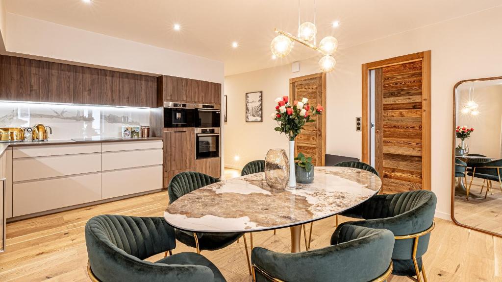 eine Küche und ein Esszimmer mit Tisch und Stühlen in der Unterkunft L'Écrin Alpin - Centre historique - Haut standing in Chambéry