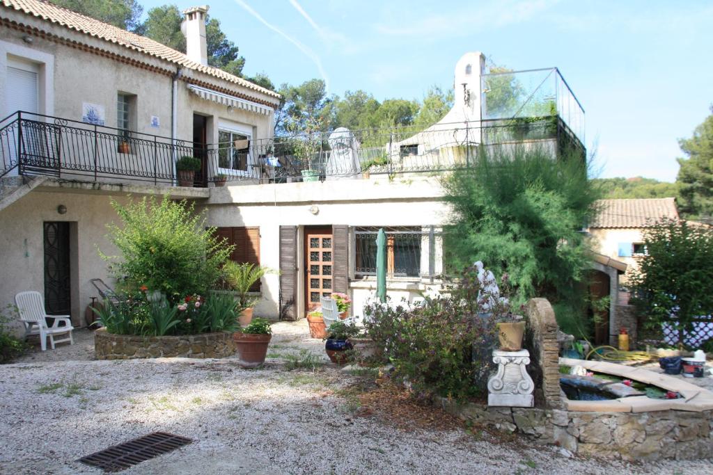 une maison avec une piscine devant dans l'établissement appartement 100 m 2 situé dans pinède et villa familiale, à Ensuès-la-Redonne