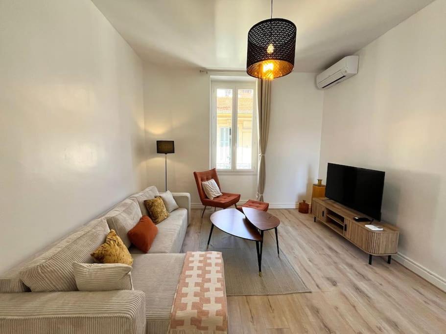 un salon avec un canapé et une télévision dans l'établissement Centre Ville, près de Casino et gare de Monaco, à Beausoleil