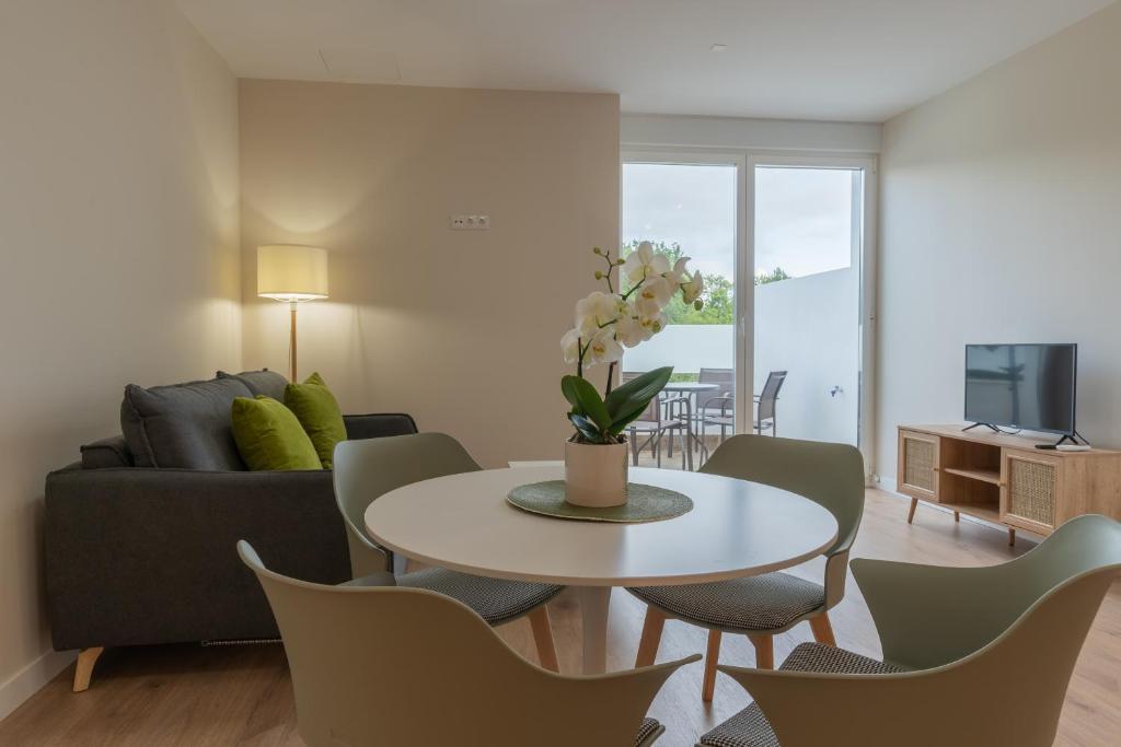 a living room with a table and chairs at AT Negreira no Camiño in Negreira