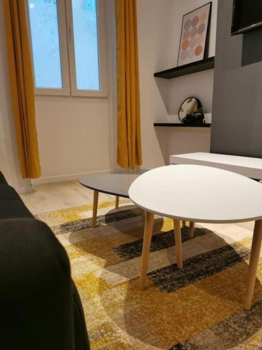 - un salon avec deux tables et un canapé dans l'établissement Joliette European Hospital Appartment, à Marseille