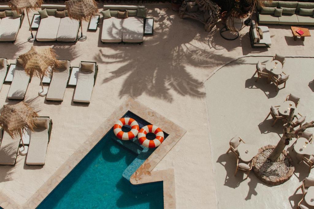 una vista aérea de una piscina con piscina en Hotel Galfi - Boutique & Adults Only, en San Antonio