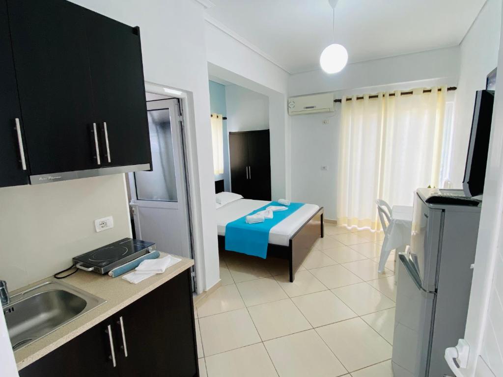 una camera con cucina con letto e lavandino di Vila Brisild a Ksamil