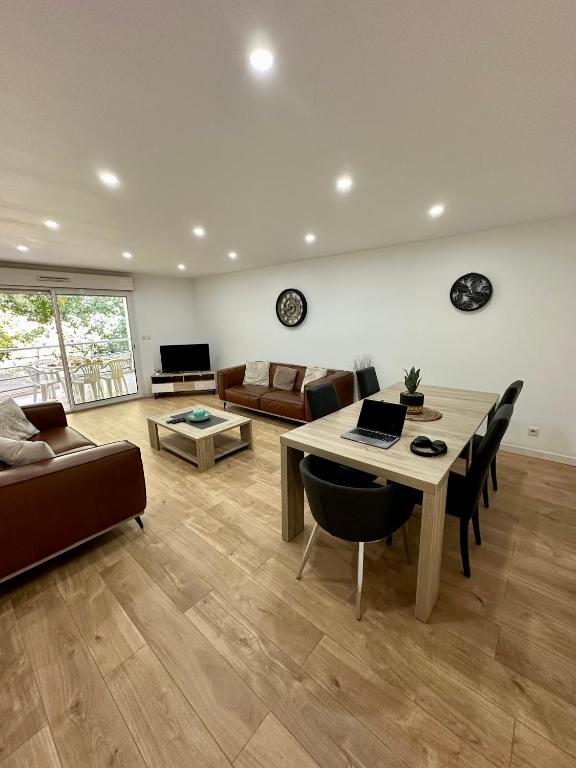 Photo de la galerie de l'établissement Grand T4 de 118m2 Proche Tram, Terrasse à seulement 25 mn des Plages, à Montpellier