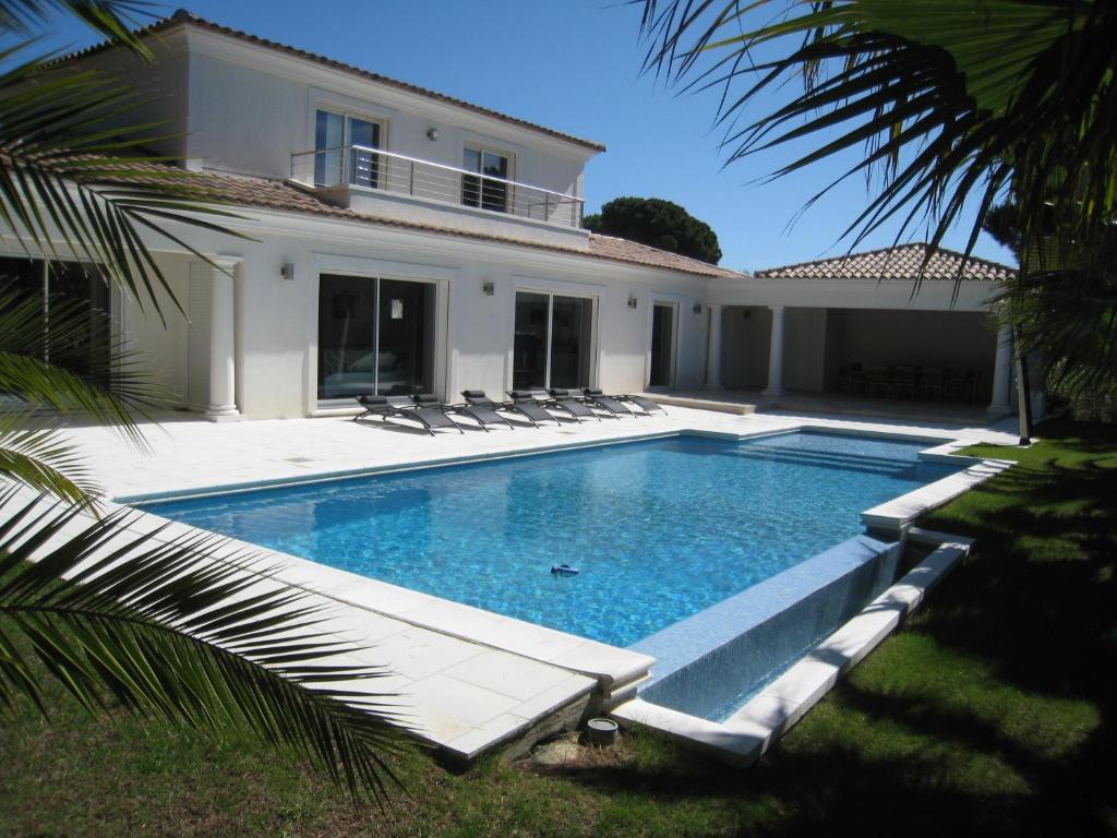 une piscine devant une maison dans l'établissement Villa Aureliana, à Saint-Raphaël