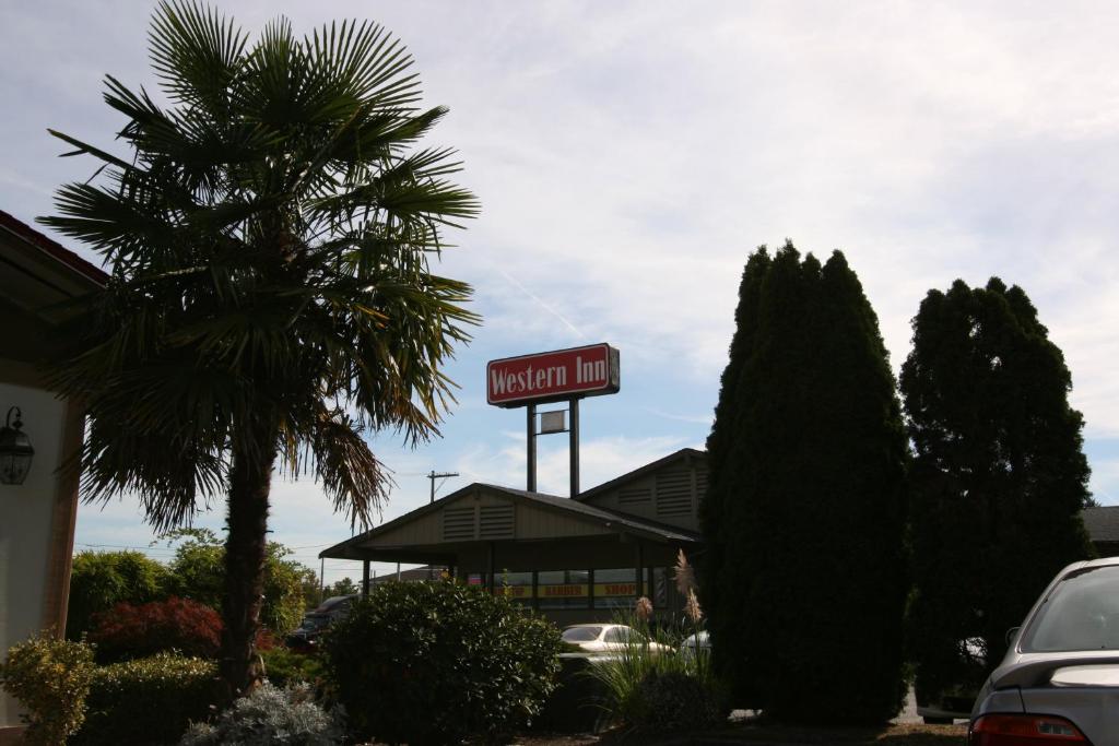 un restaurante McDonalds con un cartel encima en Western Inn Lakewood, en Lakewood