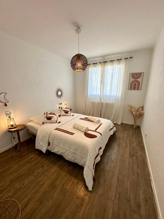 - une grande chambre blanche avec un grand lit dans l'établissement T2 60m2, Centre Ville, Parking Gratuit, Terrasse, Proche Tram, à seulement 15mn des Plages, à Montpellier