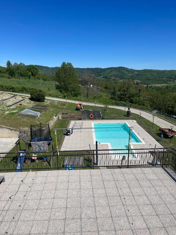 widok na basen w parku w obiekcie Agriturismo Ippocastano w mieście Sciolze