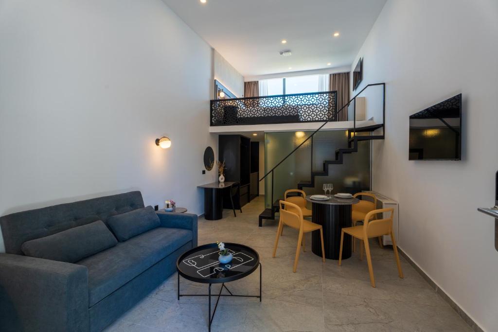 un soggiorno con divano e tavolo di EcoHeaven Suites ad Amoudara Herakliou