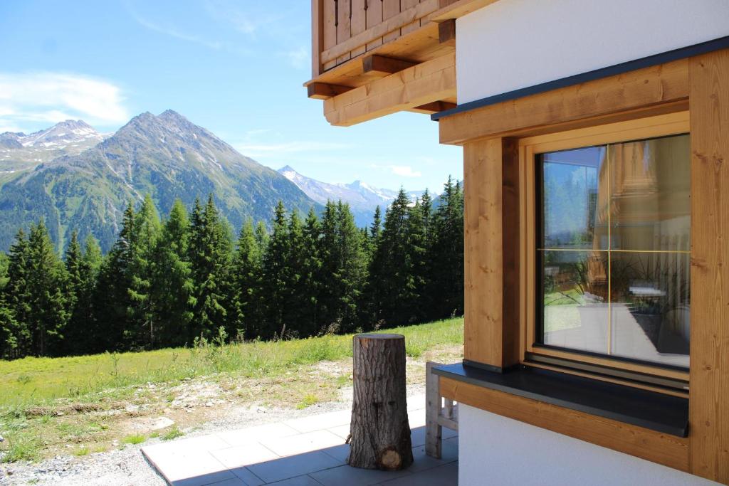 ein Haus mit einem Fenster mit Bergblick in der Unterkunft Filzstein Resort Chalet - Zillertal Arena, Hohe Tauern, Salzburgerland, Krimml, Hochkrimml in Krimml