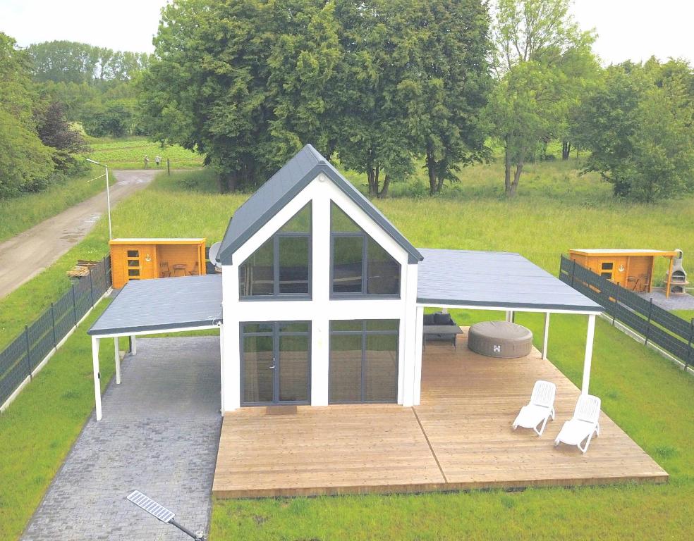 une vue aérienne d'un pavillon avec une table de pique-nique dans l'établissement Ferienhaus Mila 70qm bis 5 Gäste mit Fass-Sauna, Whirlpool April bis Oktober, 75qm Terrasse und eingezäunten Garten Haustiere willkommen, à Sierosław