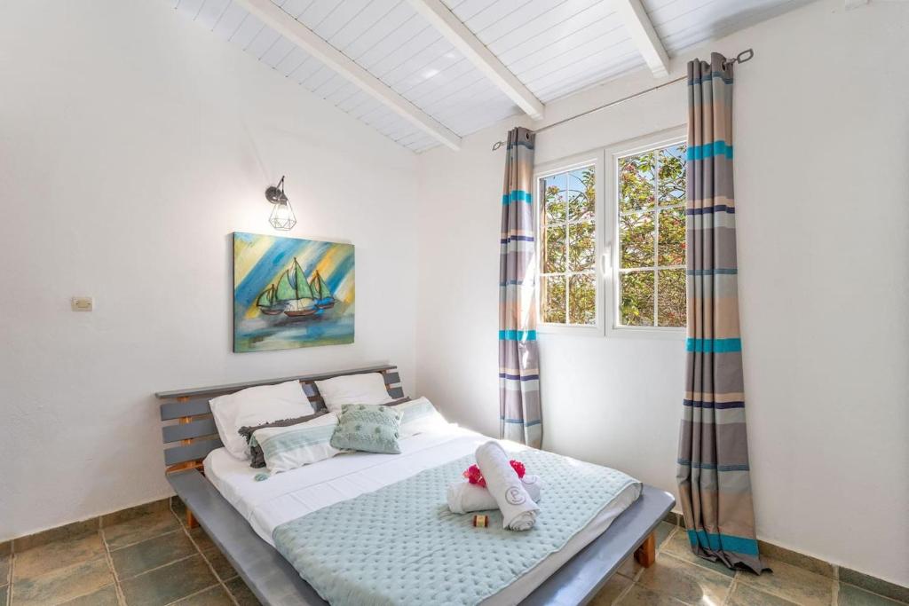 Un pat sau paturi într-o cameră la Maison confortable à Saint-François 40 m² avec piscine partagée