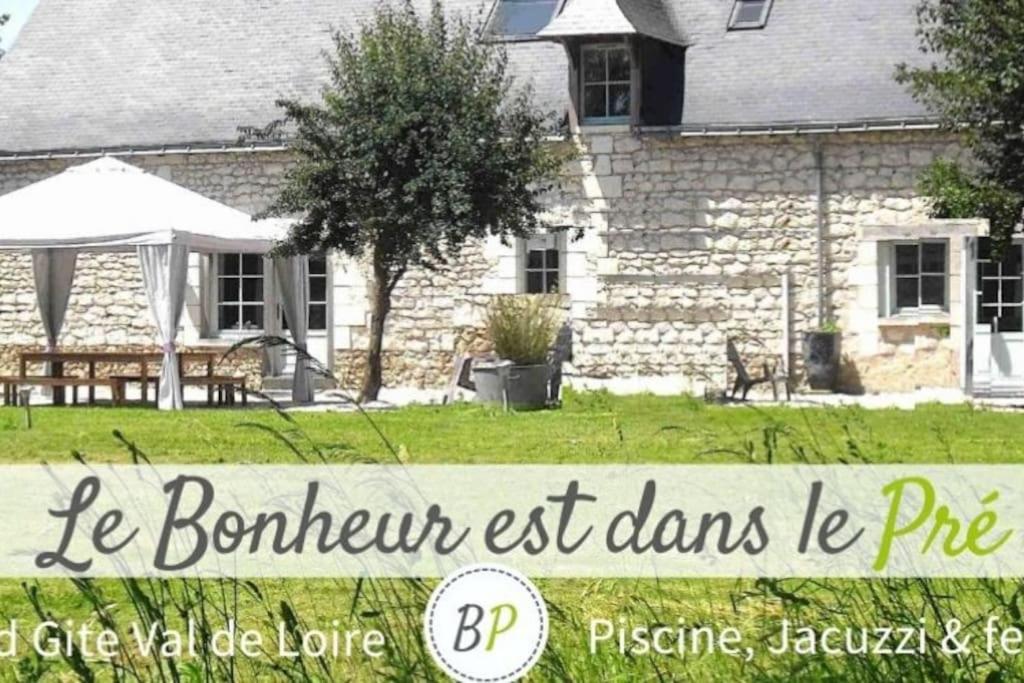 une maison en pierre avec les mots be bennington set dums ie pie dans l'établissement Grand gîte, campagne, piscine et spa - Saumur, à Blou