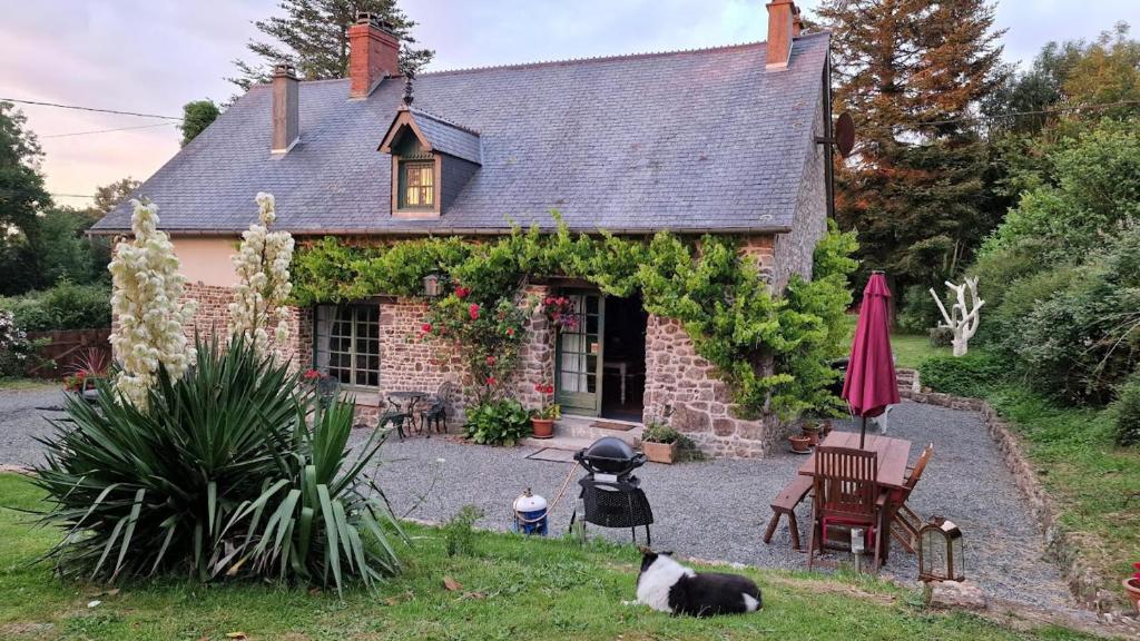 Zahrada ubytování Charming 3-Bed Cottage in Beaucoudray Normandy