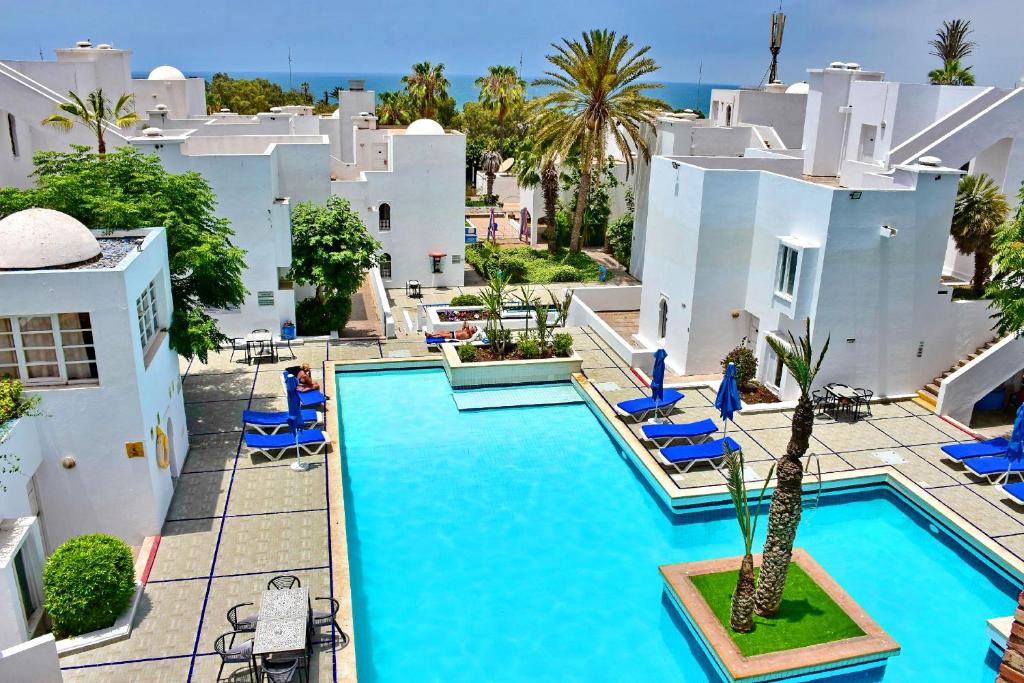 een luchtzicht op een hotel met een zwembad bij Appart-Hôtel Tagadirt in Agadir