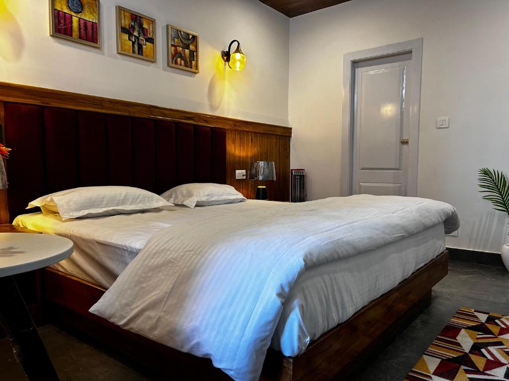 Ένα ή περισσότερα κρεβάτια σε δωμάτιο στο Hotel Evara