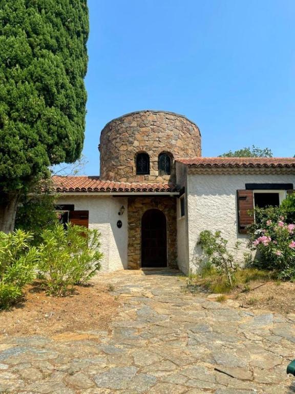 une maison blanche avec une tour en haut dans l'établissement Villa Familiale - Golfe de Saint Tropez, à Grimaud