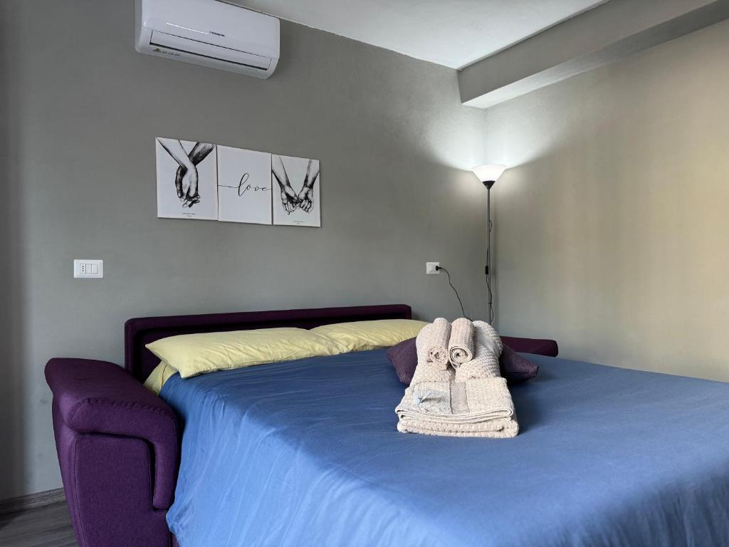 Un dormitorio con una cama con una toalla. en La Casa di Sonia Apartment en Verona