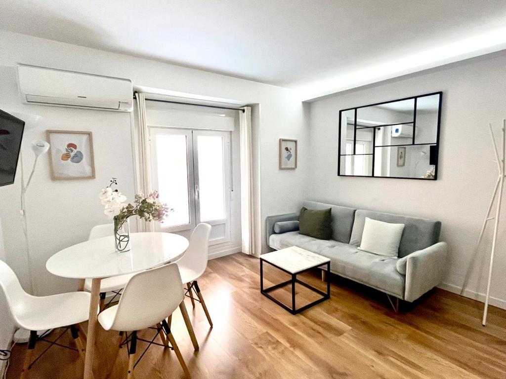 sala de estar con sofá y mesa en Exclusive Apartment in Historic Center, en Madrid