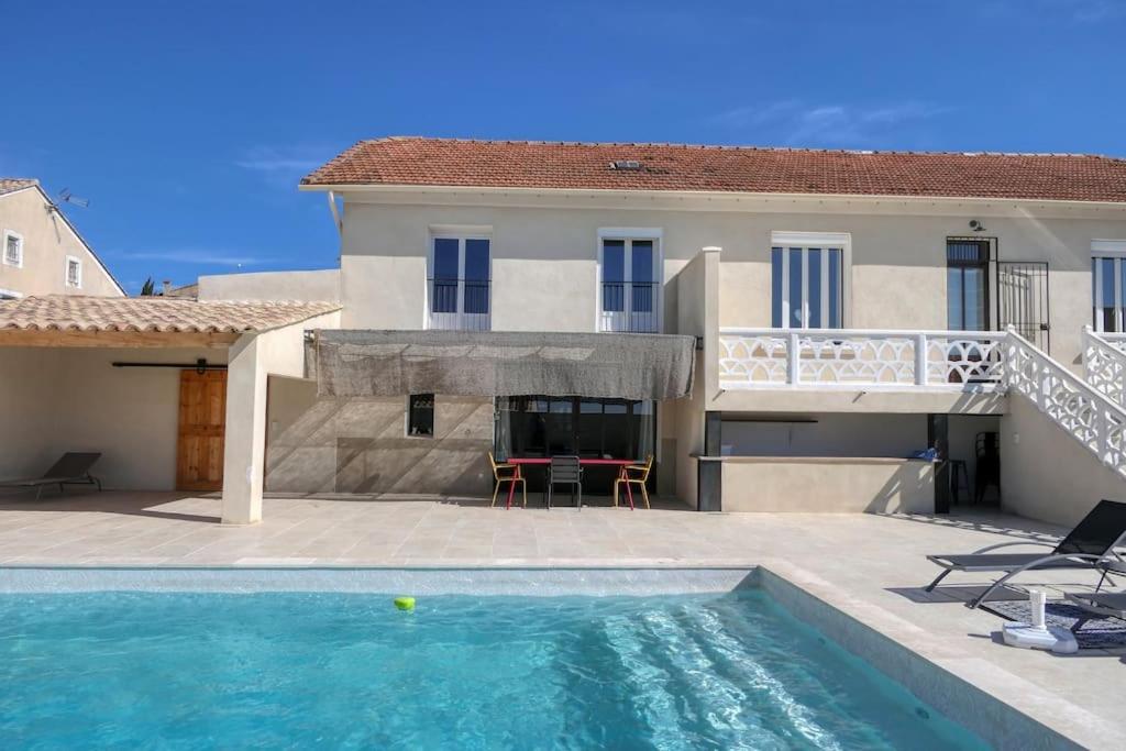 une villa avec piscine devant une maison dans l'établissement Maison cœur village piscine wifi 2 pers, à Vacqueyras