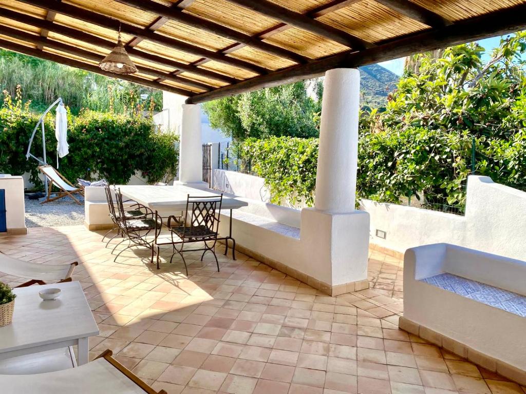 un patio con mesa y sillas en Villa Euribia, en Santa Marina Salina