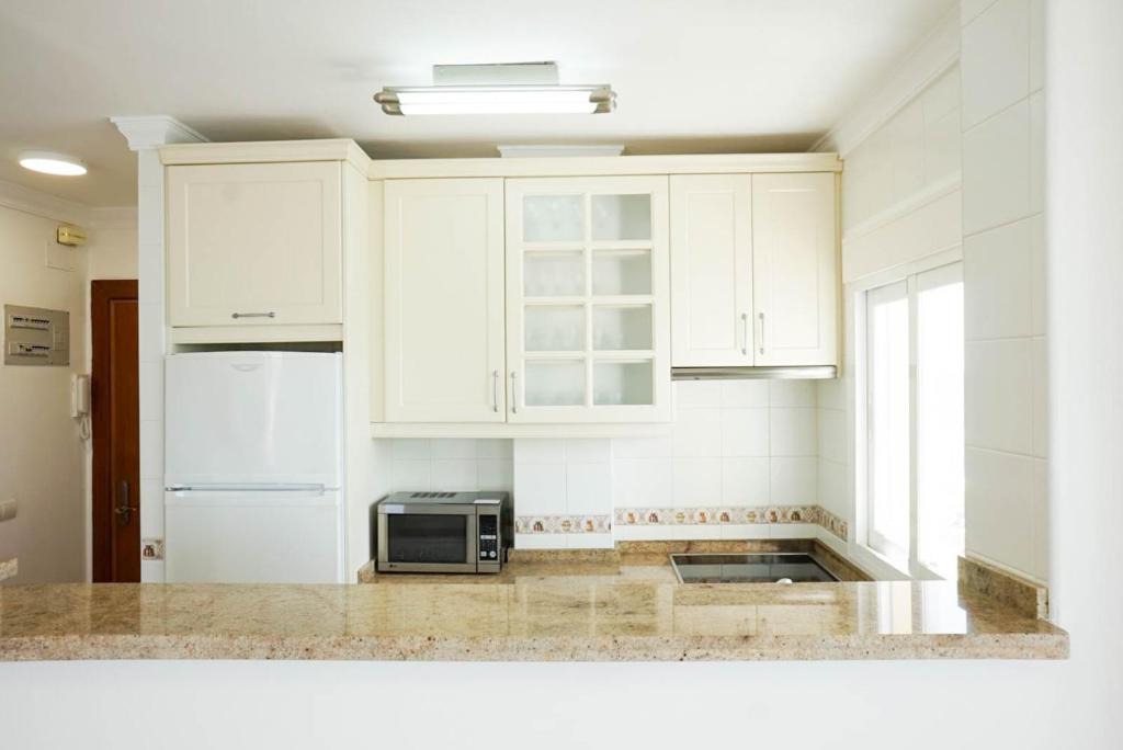 Kuchyň nebo kuchyňský kout v ubytování Precioso apartamento en primera línea en Torrox