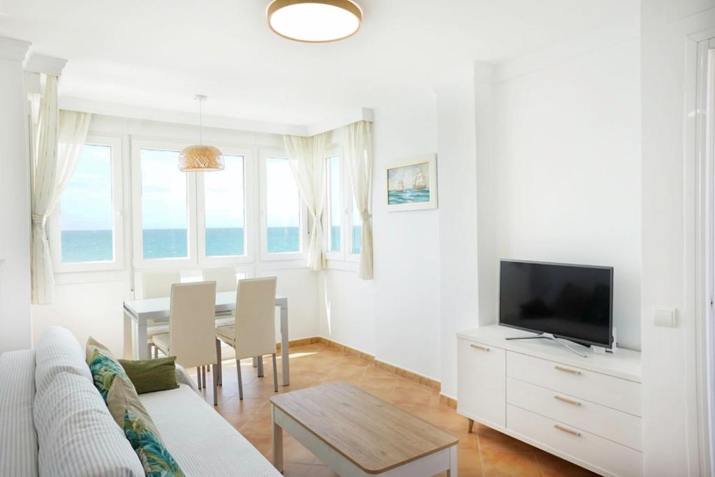 TV a/nebo společenská místnost v ubytování Precioso apartamento en primera línea en Torrox