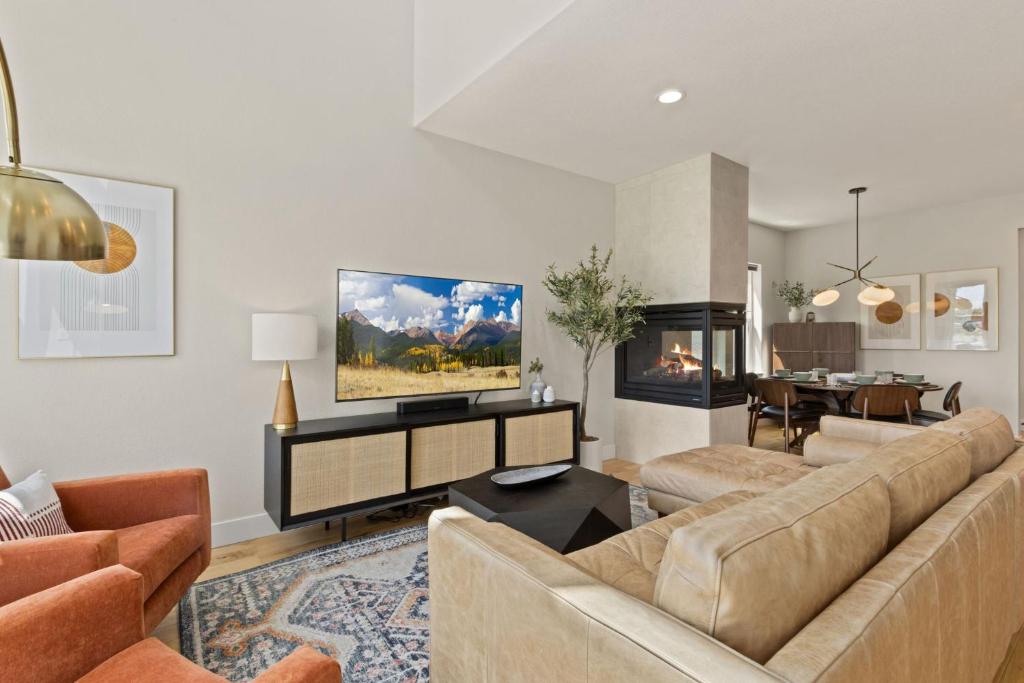 Contemporary Gem Rooftop Deck & Private Hot Tub!, Fort Collins