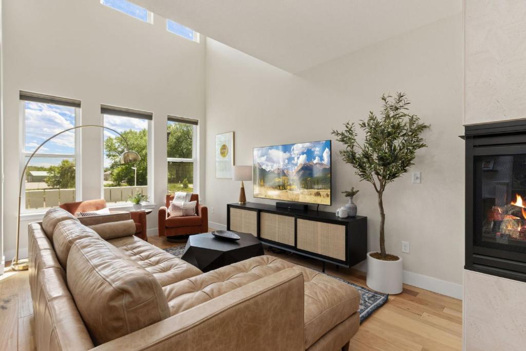 Contemporary Gem Rooftop Deck & Private Hot Tub!, Fort Collins