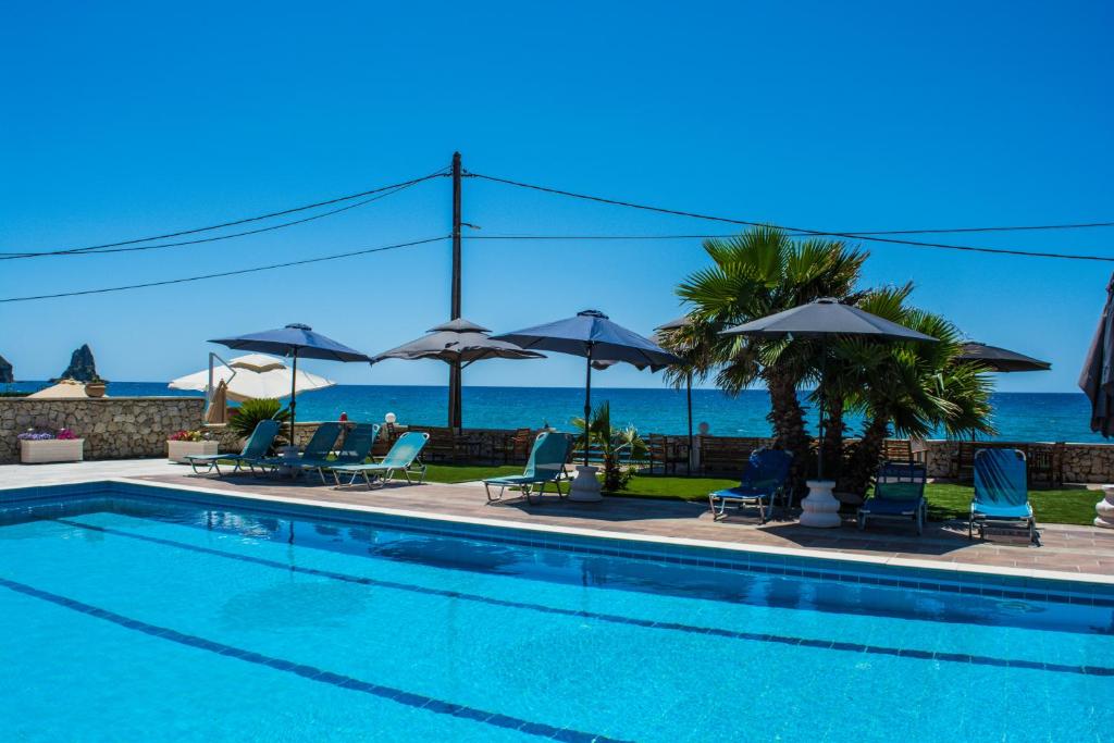 Bazén v ubytování Fanis seafront apartments nebo v jeho okolí