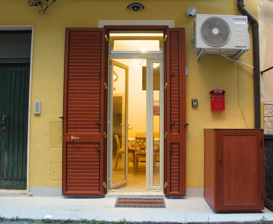 een deur naar een huis met een ventilator bij Casa Vacanze Michelangelo in Letojanni